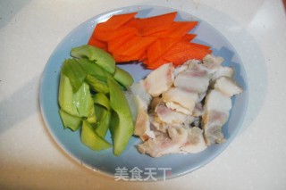 回锅肉盖浇蝴蝶面的做法步骤：2