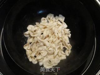 回锅肉盖浇蝴蝶面的做法步骤：2