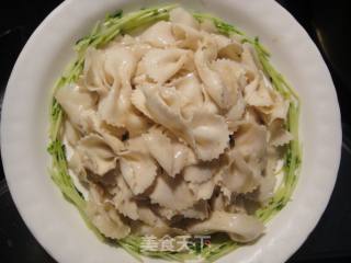 回锅肉盖浇蝴蝶面的做法步骤：2