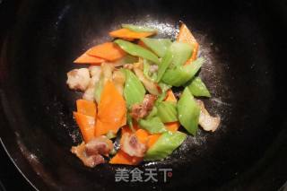 回锅肉盖浇蝴蝶面的做法步骤：2