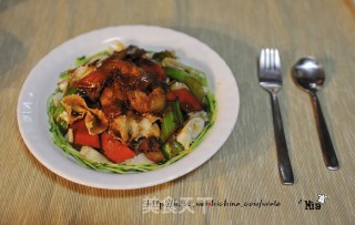 回锅肉盖浇蝴蝶面的做法步骤：2