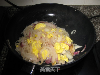 宝宝菜谱——洋葱炒鸡蛋的做法步骤：2