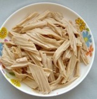西芹凉拌腐竹的做法步骤：2