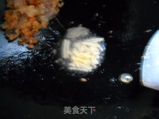 西兰花梗炒腊肠的做法步骤：2