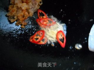 西兰花梗炒腊肠的做法步骤：2