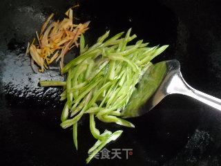 蛇豆茄丝炒香肠的做法步骤：2