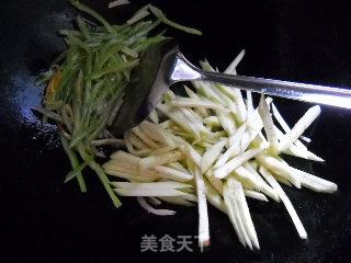 蛇豆茄丝炒香肠的做法步骤：2