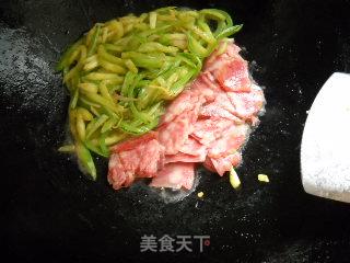 蛇豆茄丝炒香肠的做法步骤：2