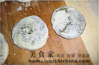 芝麻椒盐烧饼的做法步骤：2