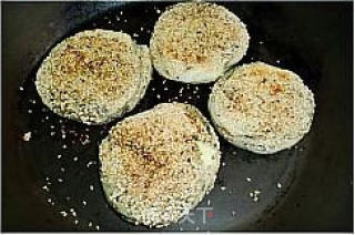 芝麻椒盐烧饼的做法步骤：2