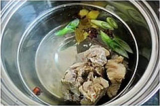 山药胡萝卜排骨汤的做法步骤：2