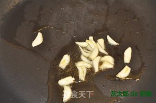 超级开胃的酸菜炒大肠的做法步骤：2