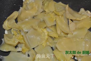 超级开胃的酸菜炒大肠的做法步骤：2