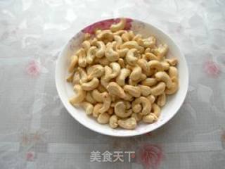 西芹腰果炒虾仁的做法步骤：2