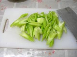 西芹腰果炒虾仁的做法步骤：2