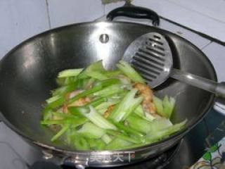 西芹腰果炒虾仁的做法步骤：2