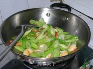 西芹腰果炒虾仁的做法步骤：2