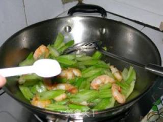 西芹腰果炒虾仁的做法步骤：2