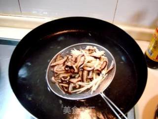 制作传统汤羹“红白豆腐酸辣汤”的做法步骤：4