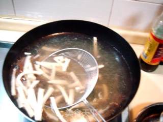 制作传统汤羹“红白豆腐酸辣汤”的做法步骤：4