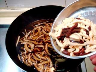 制作传统汤羹“红白豆腐酸辣汤”的做法步骤：4