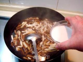 制作传统汤羹“红白豆腐酸辣汤”的做法步骤：4