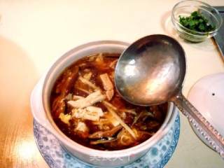 制作传统汤羹“红白豆腐酸辣汤”的做法步骤：4