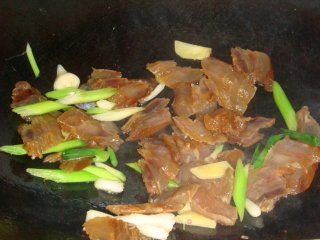 蒜香腊肉的做法步骤：2
