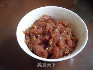 木耳炒肉的做法步骤：2