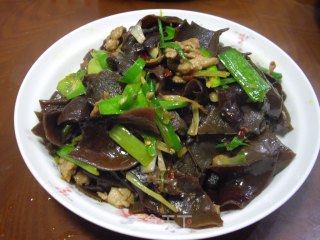 木耳炒肉的做法步骤：2