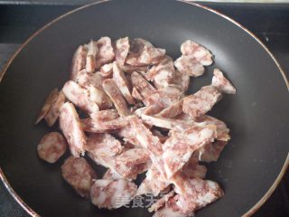 腊味十足——西芹炒腊肠的做法步骤：4