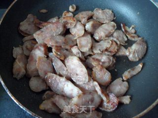 腊味十足——西芹炒腊肠的做法步骤：4