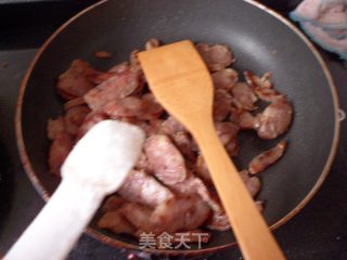 腊味十足——西芹炒腊肠的做法步骤：4