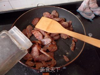 腊味十足——西芹炒腊肠的做法步骤：4