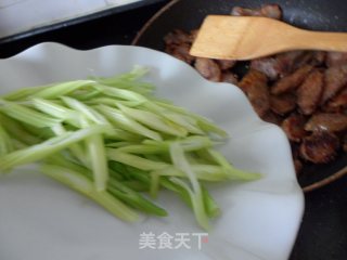腊味十足——西芹炒腊肠的做法步骤：4