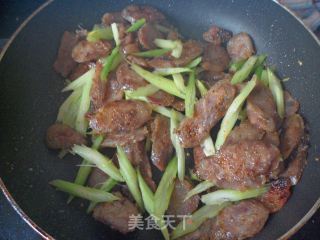 腊味十足——西芹炒腊肠的做法步骤：4