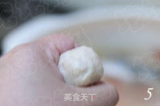蘑菇番茄鱼丸汤的做法步骤：2