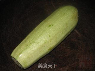 西葫芦炒鱼饼的做法步骤：3