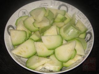 西葫芦炒鱼饼的做法步骤：3