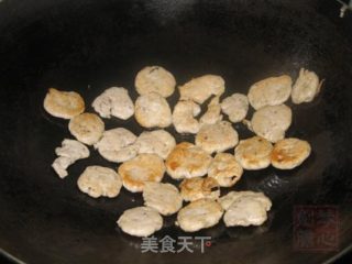 西葫芦炒鱼饼的做法步骤：3
