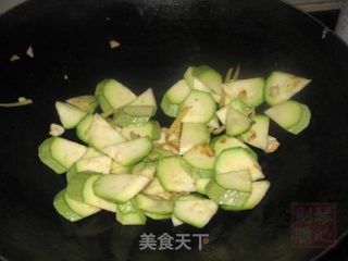 西葫芦炒鱼饼的做法步骤：3
