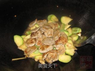 西葫芦炒鱼饼的做法步骤：3