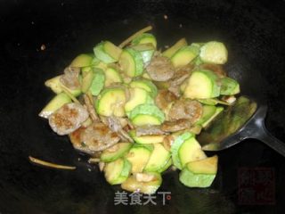 西葫芦炒鱼饼的做法步骤：3