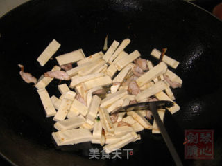 简单的蒜苗炒豆干的做法步骤：4