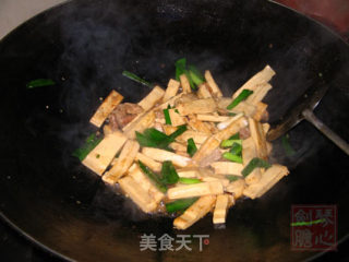 简单的蒜苗炒豆干的做法步骤：4