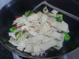 西芹炒豆皮的做法步骤：3