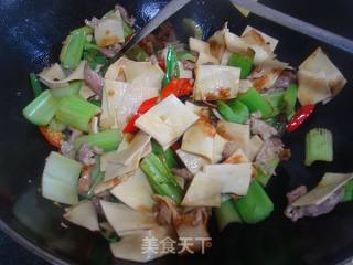 西芹炒豆皮的做法步骤：3