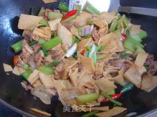 西芹炒豆皮的做法步骤：3