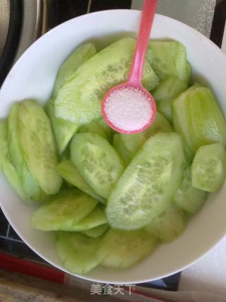 配着鸡蛋小饼吃的超级简单腌黄瓜的做法步骤：2