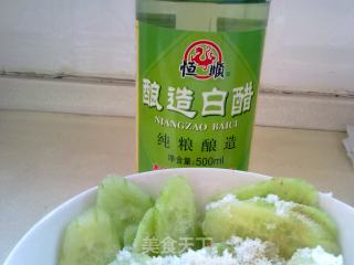 配着鸡蛋小饼吃的超级简单腌黄瓜的做法步骤：2